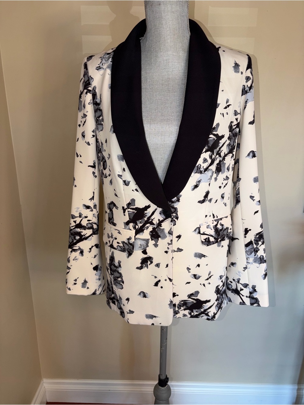 Rachel Roy Floral Blazer – Size 6 | Black & White Statement Jacket